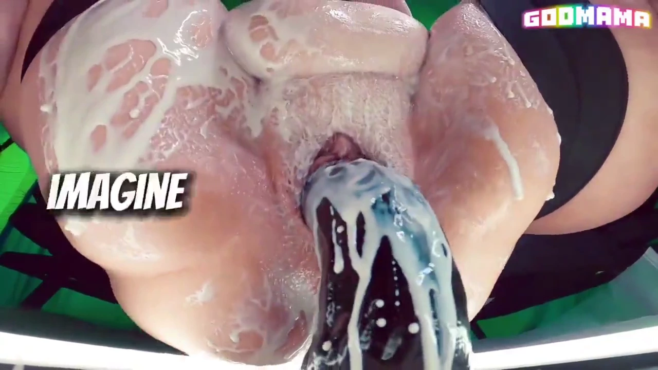 Ohromujúca brunetka si v tomto horúcom videu užíva zmrzlinový stroj, ktorý práve odhalil jej atraktívny partner. Tento stroj je mama model, ktorý je známy svojimi jedinečnými vlastnosťami a lahodnou chuťou.